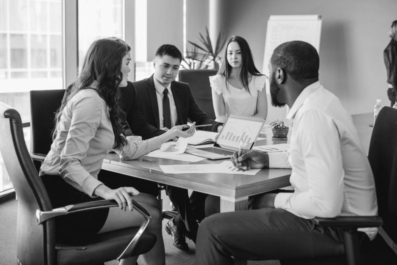 Équipe travaillant sur des solutions d'automatisation financière
